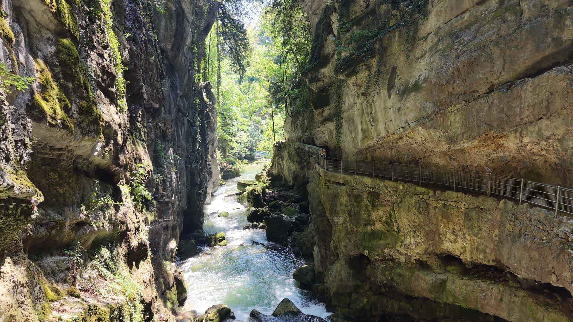 Abkühlung in der Taubenlochschlucht