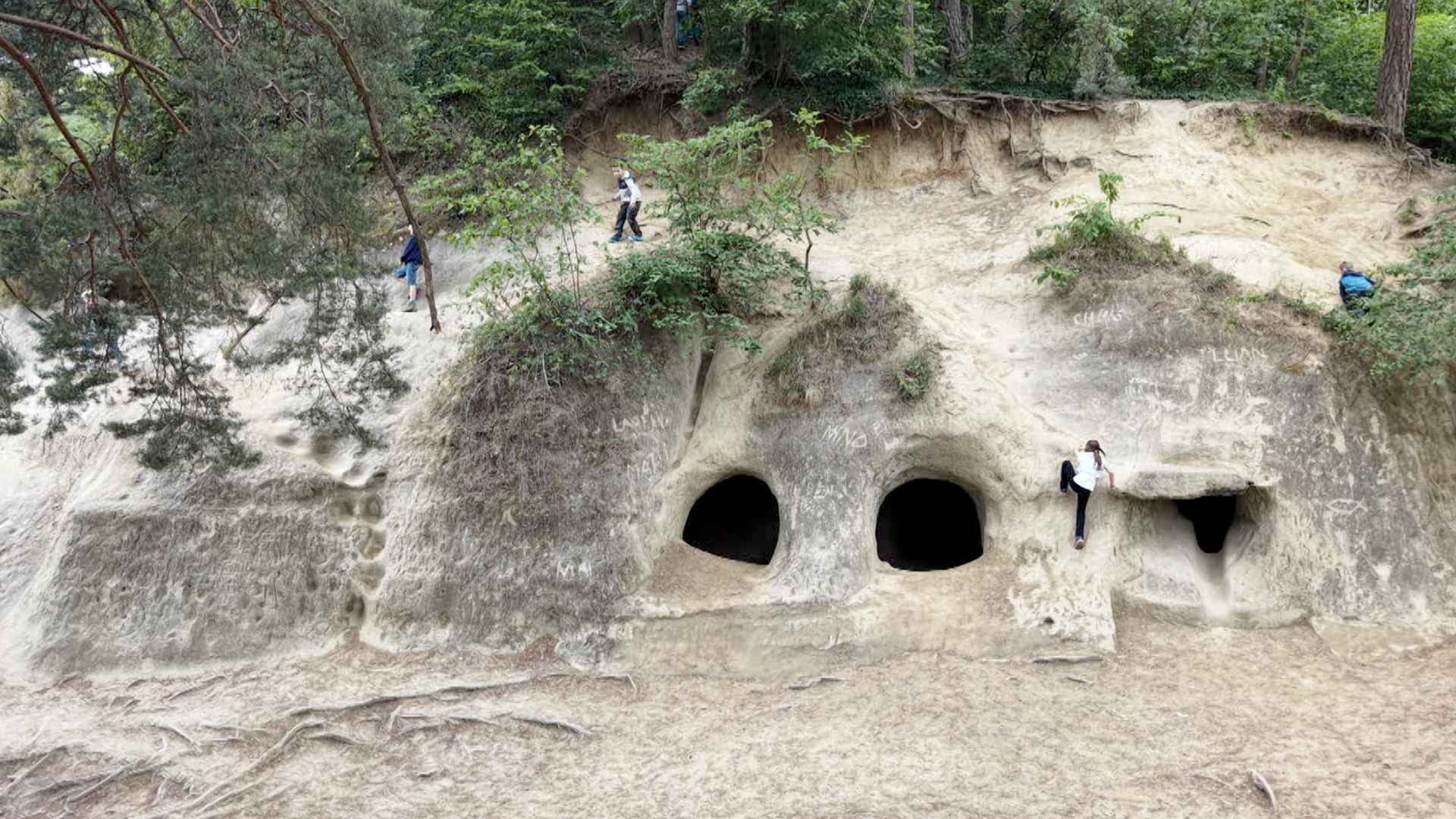 Die Grotten vom Mont Vully: Militärstollen werden zum Spielplatz